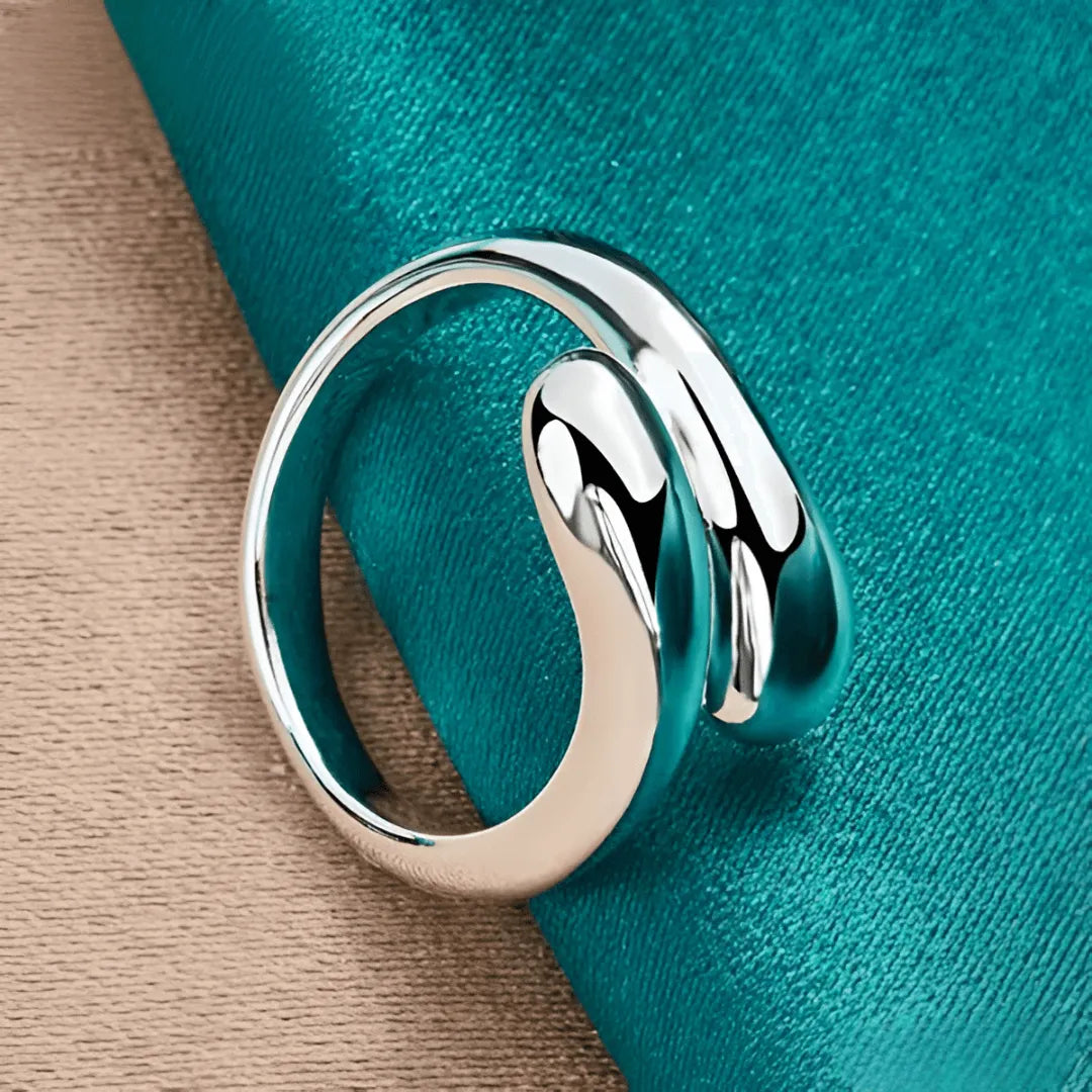 Bague goutte d'eau en acier inoxydable et or blanc vue de côté.