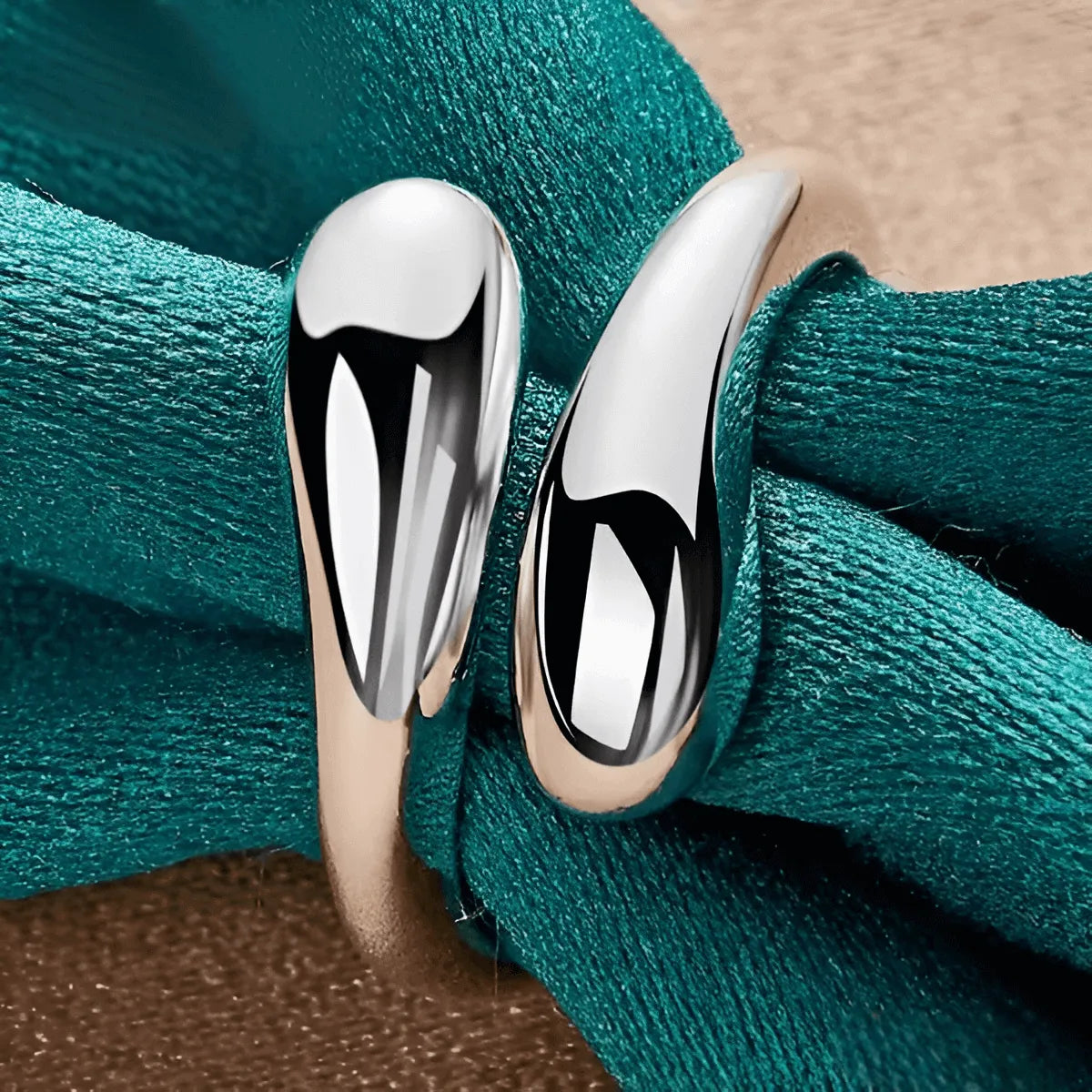 Bague goutte d'eau en acier inoxydable et or blanc portée vue rapprochée.