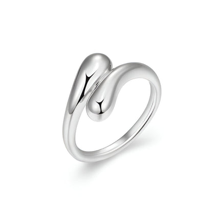 Bague goutte d'eau en acier inoxydable et or blanc sur fond blanc.