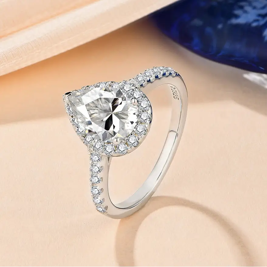 Bague diamant goutte 2CT Aelysë en argent 925 plaqué or blanc 18K délicat et halo de diamants vue de côté.