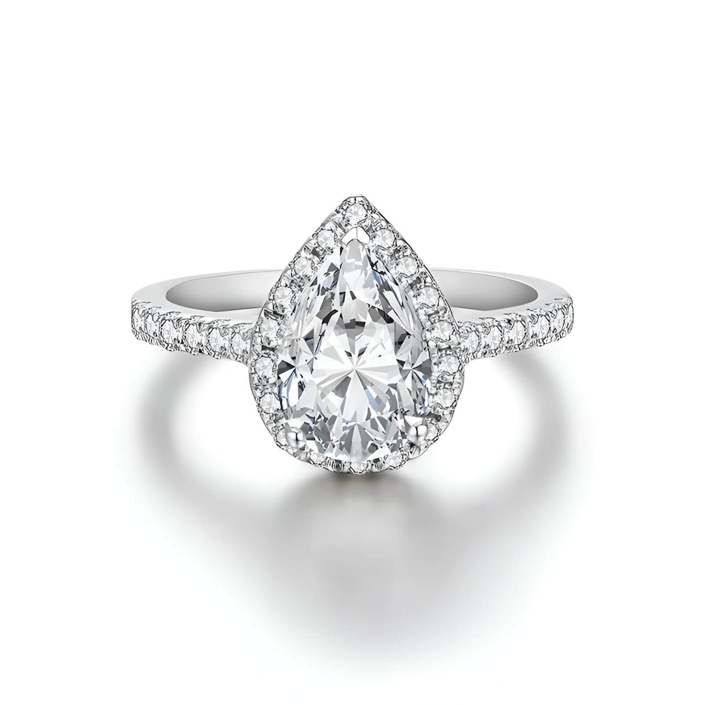 Bague diamant goutte 2CT Aelysë en argent 925 plaqué or blanc 18K et halo de diamants sur fond blanc.