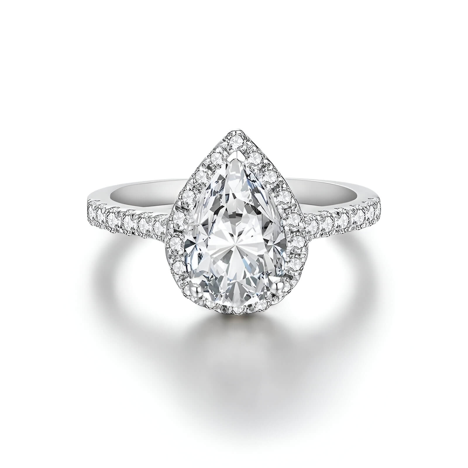 Bague diamant goutte 2CT Aelysë en argent 925 plaqué or blanc 18K et halo de diamants sur fond blanc.
