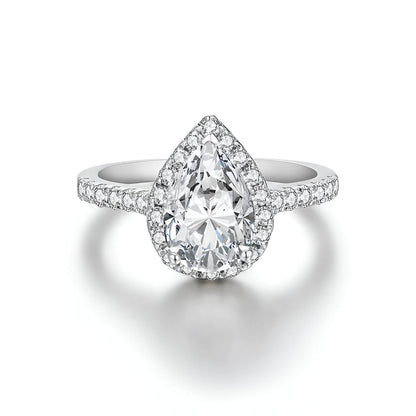Bague diamant goutte 2CT Aelysë en argent 925 plaqué or blanc 18K et halo de diamants sur fond blanc.