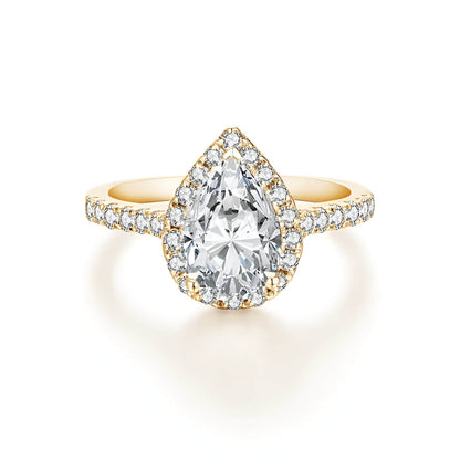 Bague diamant goutte 2CT Aelysë en argent 925 plaqué or jaune 18K lumineux et halo de diamants sur fond blanc.