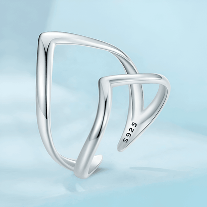 Bague incurvée ajustable en argent sterling 925 plaqué or blanc vue de proche.