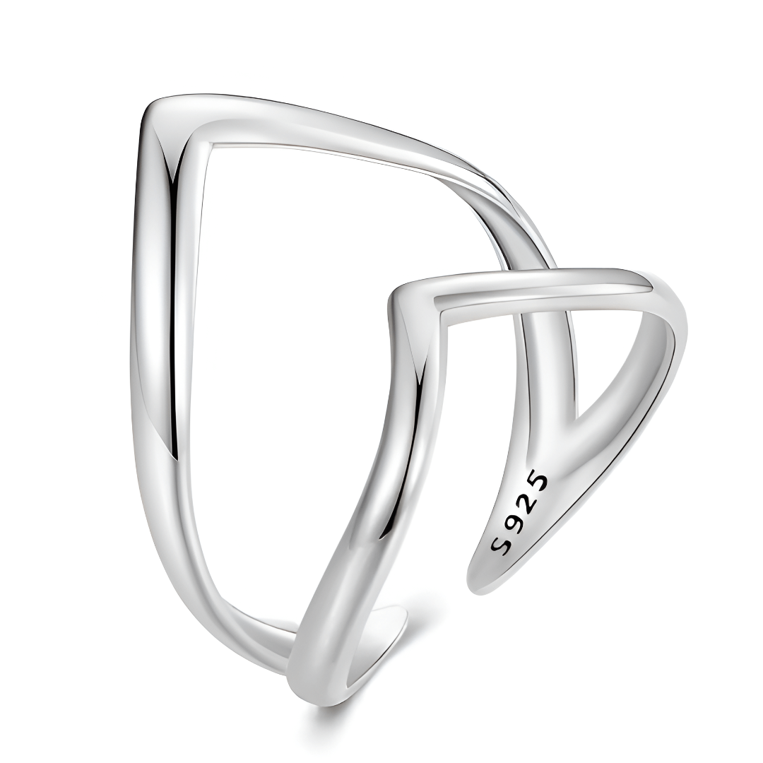 Bague incurvée ajustable en argent 925 plaqué or blanc sur fond blanc.