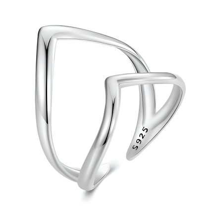 Bague incurvée ajustable en argent 925 plaqué or blanc sur fond blanc.