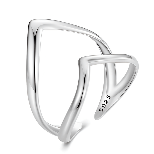 Bague incurvée ajustable en argent 925 plaqué or blanc sur fond blanc.