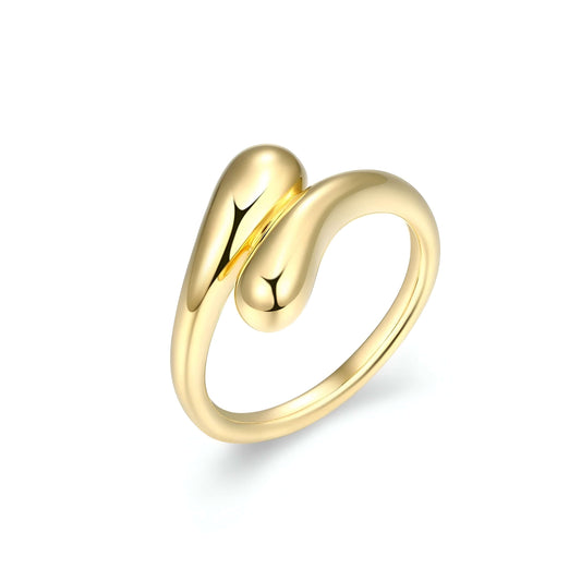 Bague larme dorée en acier inoxydable plaqué or jaune sur fond blanc.