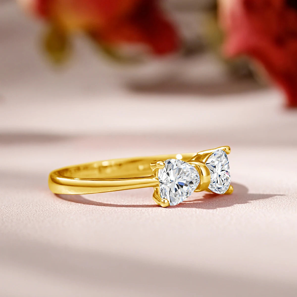 Bague nœud papillon Orélis en or jaune 14K et diamants cœurs étincelants de 0.5CT vue de côté.