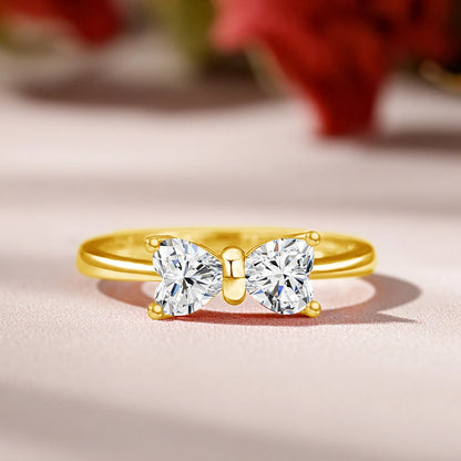 Bague nœud papillon en or jaune et diamants synthétiques vue de face.