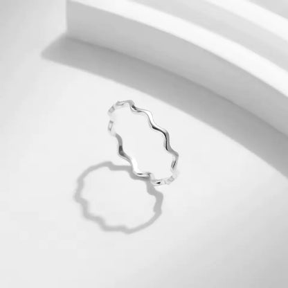 Bague ondulée en argent 925 rhodié debout.
