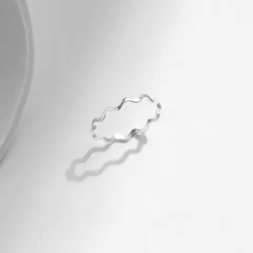 Bague ondulée en argent 925 rhodié vue de front.