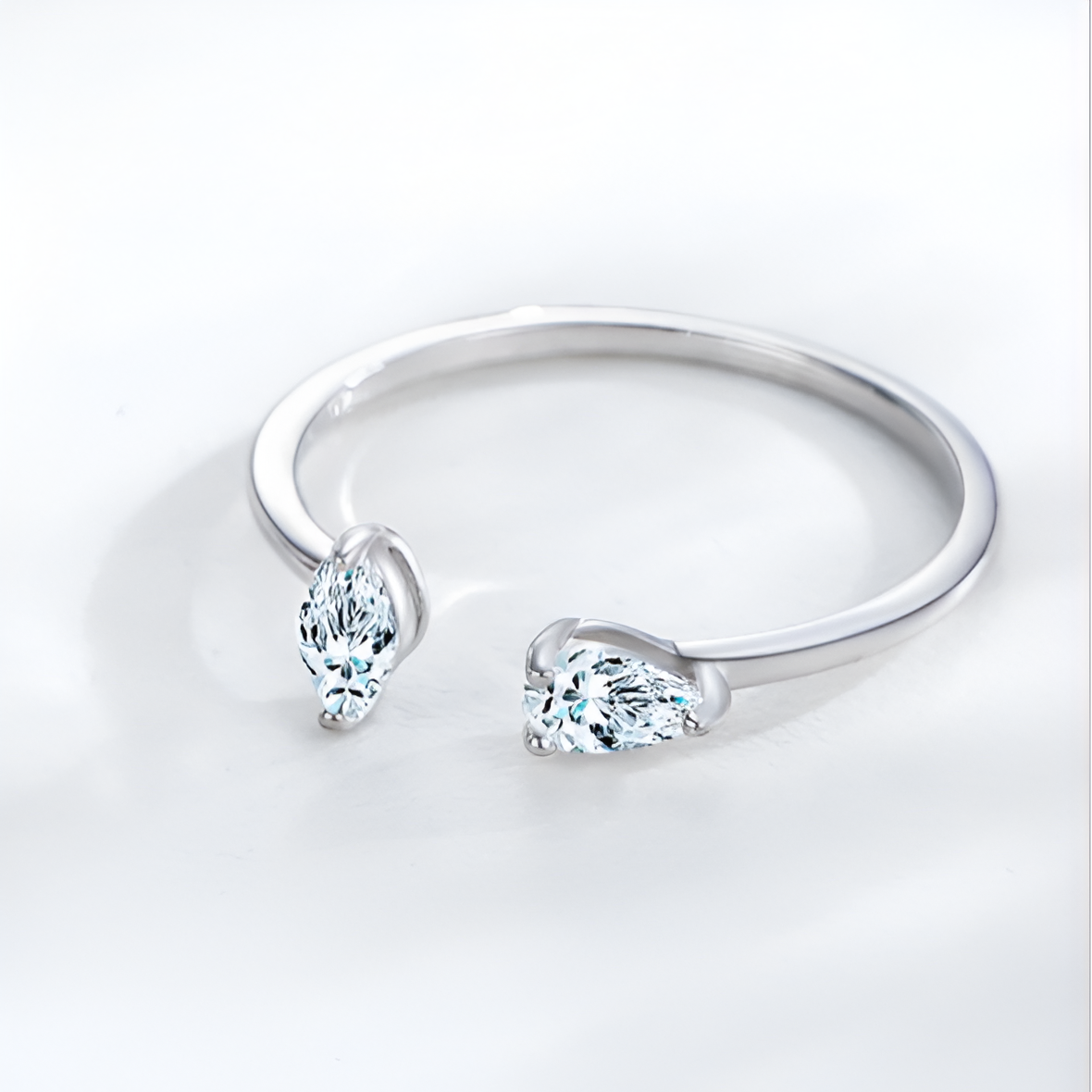Détail de la bague ouverte en argent sterling 925 éclats perpendiculaires avec diamants en zircon et finition or blanc 18K. Design délicat et lumineux - La Petite Rebelle