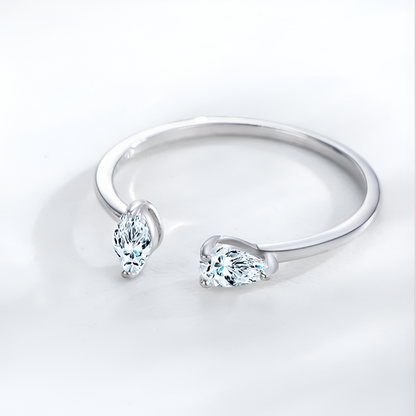 Détail de la bague ouverte en argent sterling 925 éclats perpendiculaires avec diamants en zircon et finition or blanc 18K. Design délicat et lumineux - La Petite Rebelle