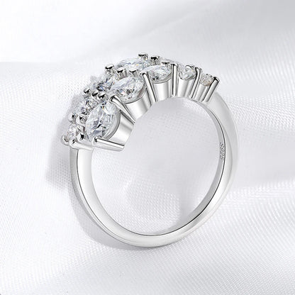 Bague ouverte en argent 925 vue de profil, mettant en valeur les diamants en moissanite et le plaquage or blanc 18K pour un éclat subtil et raffiné - La Petite Rebelle