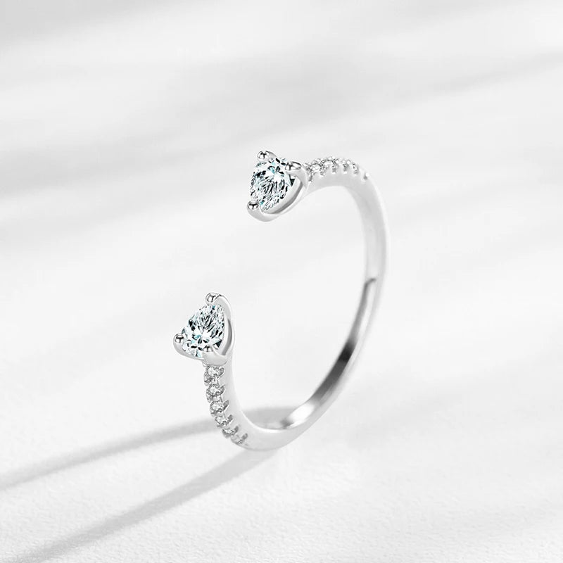 BAGUE OUVERTE EN ARGENT PAIRE DE DIAMANTS en argent sterling 925, vue sous un angle élégant, avec deux diamants en zircon lumineux, finition plaqué or blanc 18K pour une touche de sophistication - La Petite Rebelle