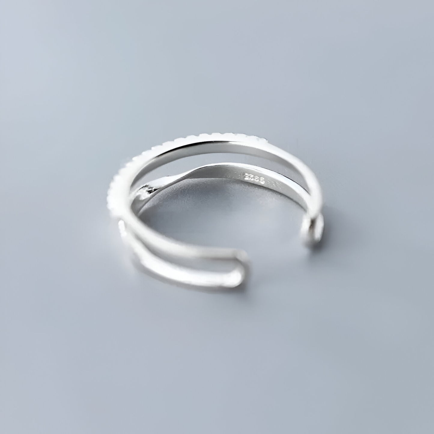 BAGUE OUVERTE EN ARGENT DEMI-MÖBIUS ÉCLATS DE ZIRCON - Vue arrière de la bague en argent sterling 925, montrant sa conception soignée et la finition plaquée or blanc 14K, parfaite pour un look raffiné et moderne - La Petite Rebelle.