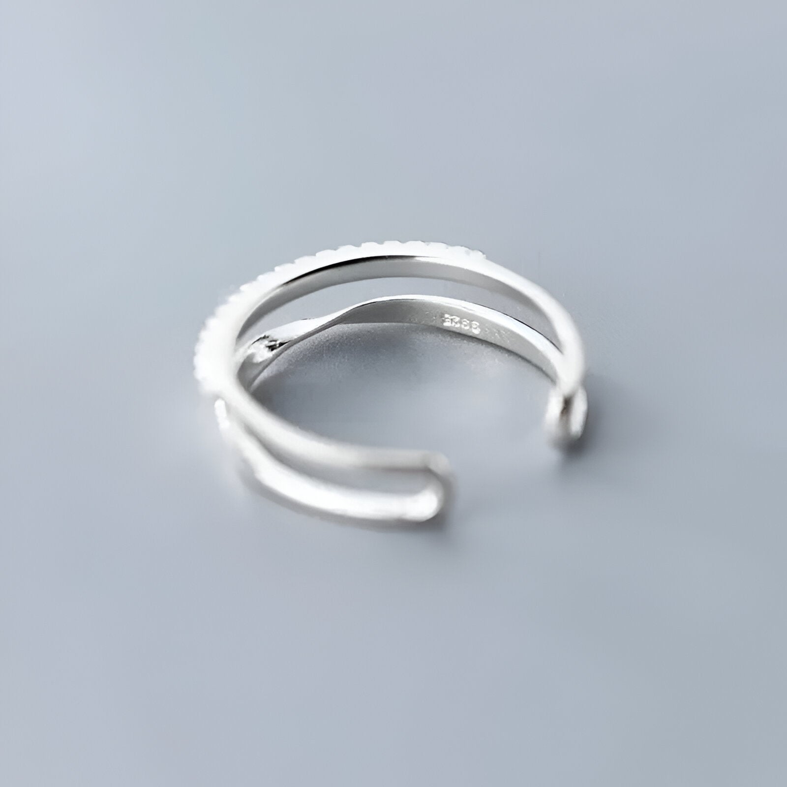BAGUE OUVERTE EN ARGENT DEMI-MÖBIUS ÉCLATS DE ZIRCON - Vue arrière de la bague en argent sterling 925, montrant sa conception soignée et la finition plaquée or blanc 14K, parfaite pour un look raffiné et moderne - La Petite Rebelle.