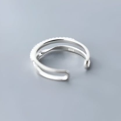 BAGUE OUVERTE EN ARGENT DEMI-MÖBIUS ÉCLATS DE ZIRCON - Vue arrière de la bague en argent sterling 925, montrant sa conception soignée et la finition plaquée or blanc 14K, parfaite pour un look raffiné et moderne - La Petite Rebelle.