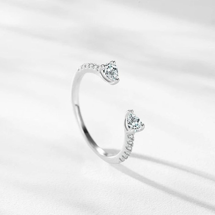 Détail de la BAGUE OUVERTE EN ARGENT PAIRE DE DIAMANTS, avec des diamants en zircon étincelants sur chaque extrémité, réalisée en argent sterling 925 et plaquée or blanc 18K, idéale pour ajouter du glamour à votre tenue - La Petite Rebelle