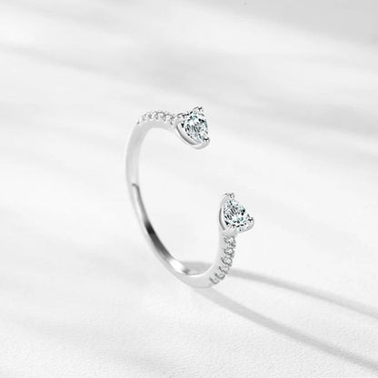 Détail de la BAGUE OUVERTE EN ARGENT PAIRE DE DIAMANTS, avec des diamants en zircon étincelants sur chaque extrémité, réalisée en argent sterling 925 et plaquée or blanc 18K, idéale pour ajouter du glamour à votre tenue - La Petite Rebelle