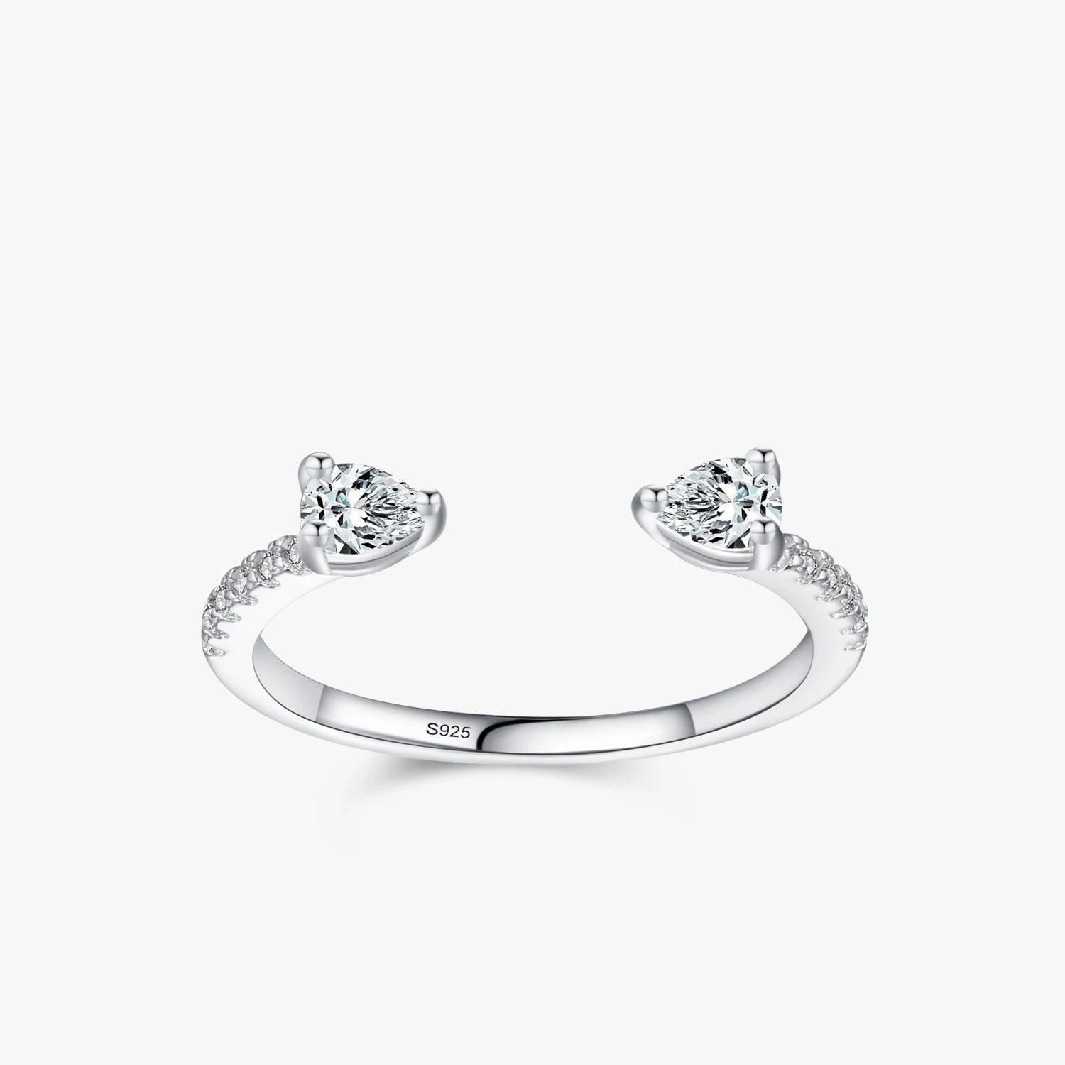 Bague ouverte en or blanc et diamants naturels sur fond blanc.