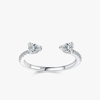 Bague ouverte en or blanc et diamants naturels sur fond blanc.