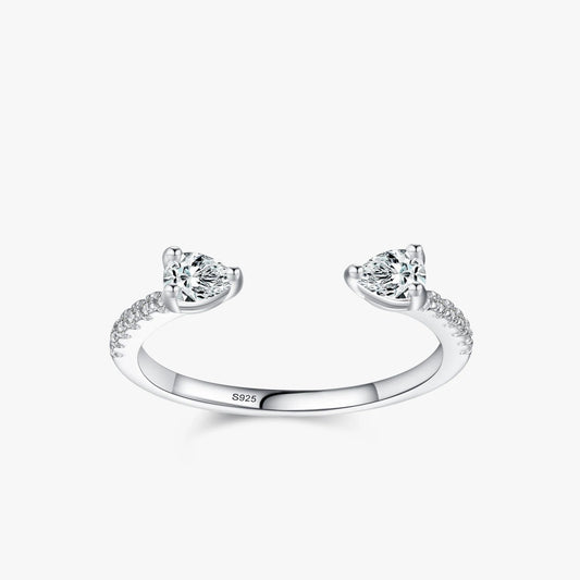 Bague ouverte en or blanc et diamants naturels sur fond blanc.