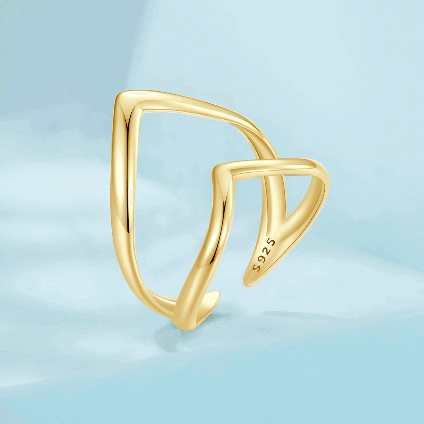 Bague ouverte courbée Cyrilla en argent 925 plaqué or jaune chaleureux debout.
