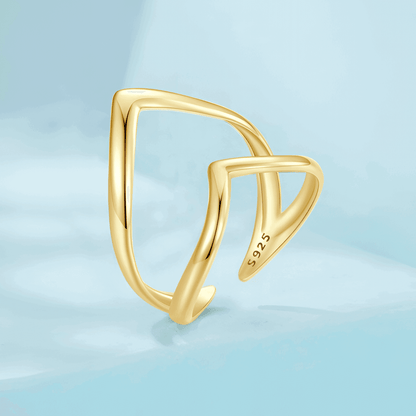 Bague ouverte courbée Cyrilla en argent 925 plaqué or jaune chaleureux debout.