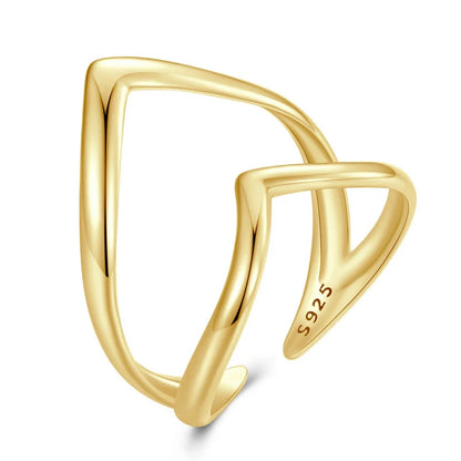 Bague ouverte courbée Cyrilla en argent 925 plaqué or jaune sur fond blanc.