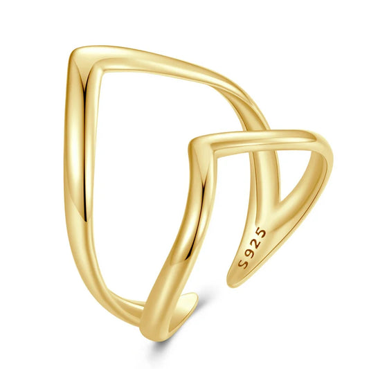 Bague ouverte courbée Cyrilla en argent 925 plaqué or jaune sur fond blanc.