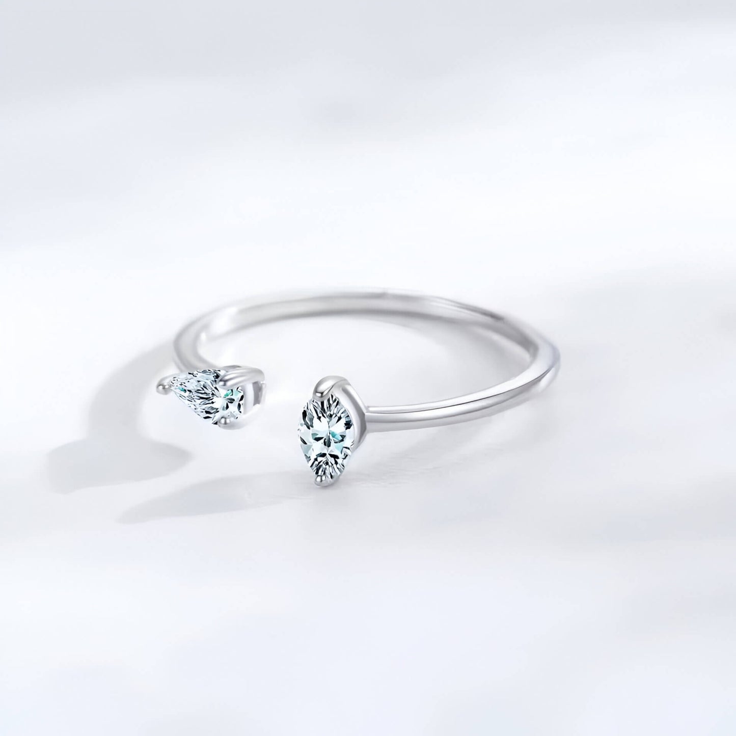 Bague ouverte de fiançailles Alona en argent 925 plaqué platine et diamants à plat vue de côté.