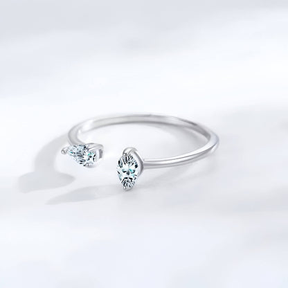 Bague ouverte de fiançailles Alona en argent 925 plaqué platine et diamants à plat vue de côté.
