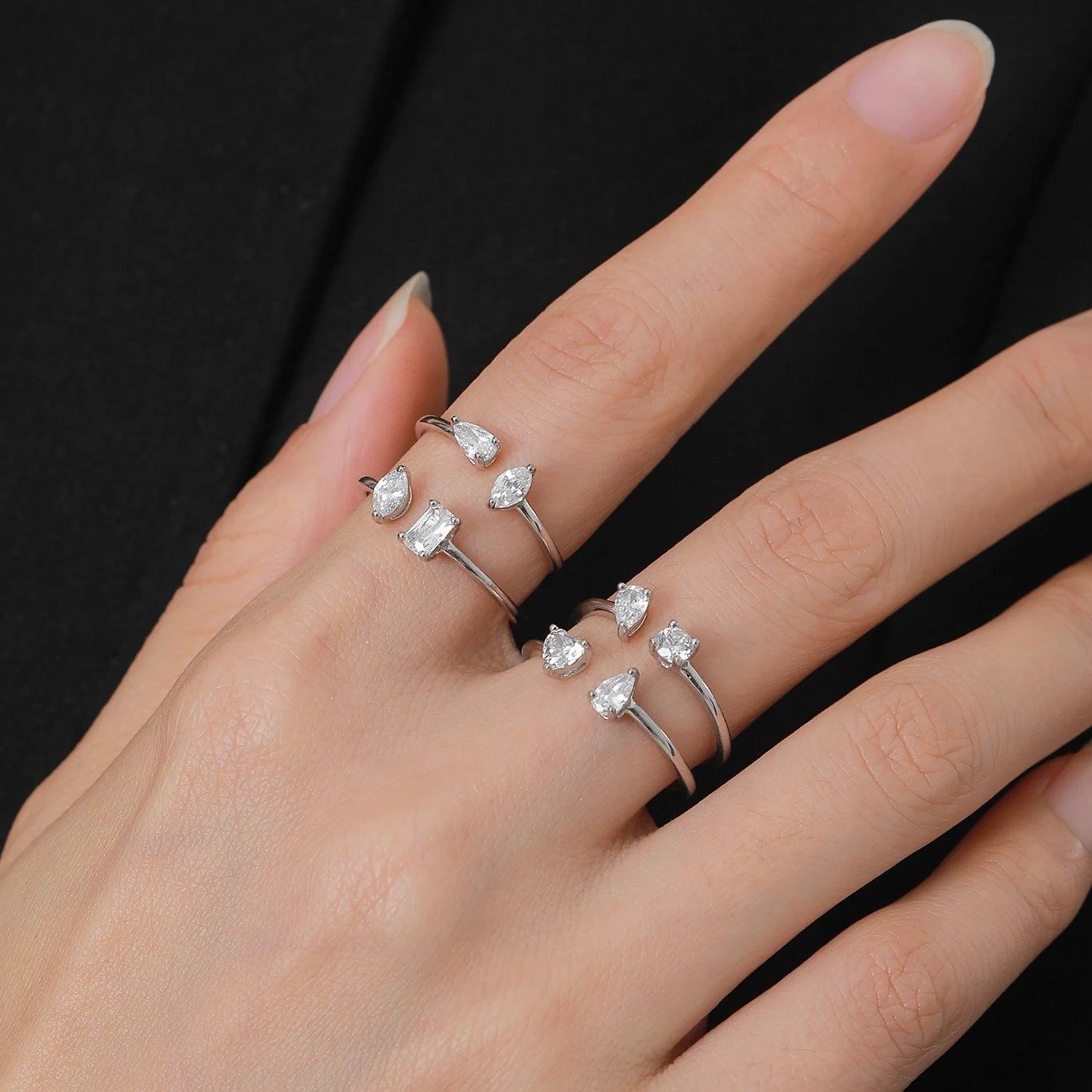 Bague ouverte de fiançailles Alona en argent 925 plaqué platine et diamants  étincelants portée au doigt d'une femme vue de face.