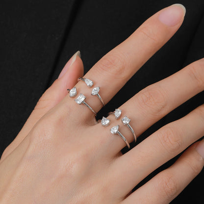 Bague ouverte de fiançailles Alona en argent 925 plaqué platine et diamants  étincelants portée au doigt d'une femme vue de face.