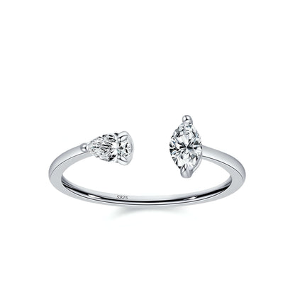 Bague ouverte de fiançailles Alona en argent 925 plaqué platine et diamants sur fond blanc.