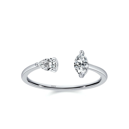 Bague ouverte de fiançailles en or blanc et diamants naturels sur fond blanc.