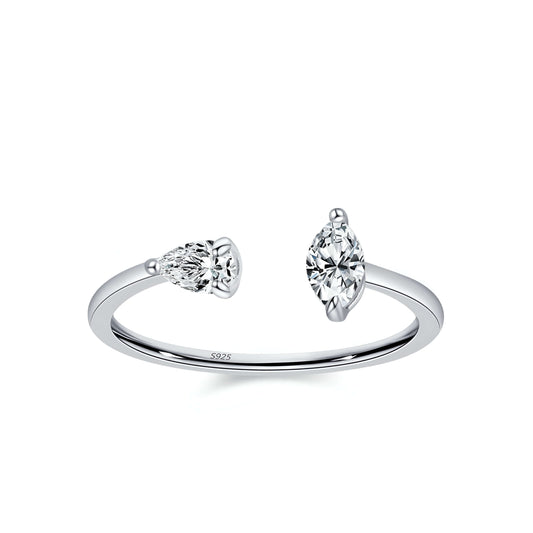 Bague ouverte de fiançailles en or blanc et diamants naturels sur fond blanc.