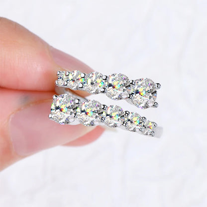 Bague ouverte dix diamants scintillants Pandora en argent 925 plaqué or blanc montrée entre les doigts d'une femme vue de proche.