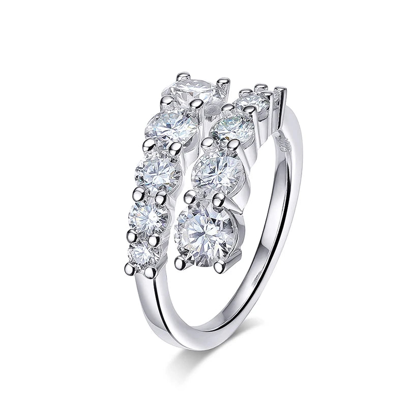 Bague ouverte dix diamants Pandora en argent 925 plaqué or blanc sur fond blanc.