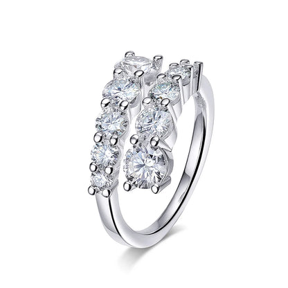 Bague ouverte dix diamants Pandora en argent 925 plaqué or blanc sur fond blanc.
