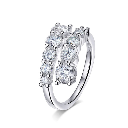 Bague ouverte dix diamants Pandora en argent 925 plaqué or blanc sur fond blanc.