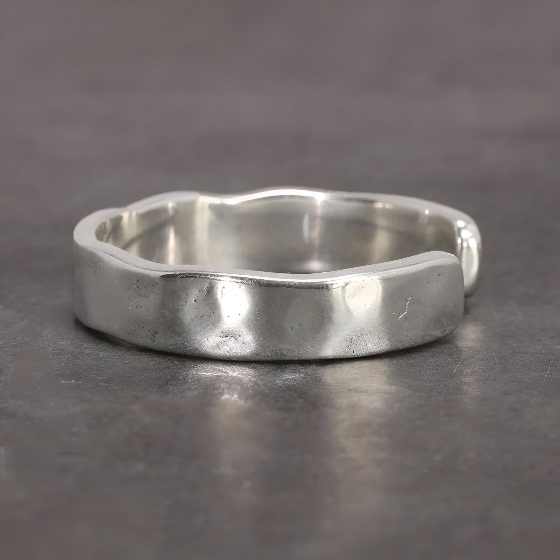 BAGUE OUVERTE EN ARGENT 925 FEMME - Profil de la bague ouverte en argent sterling 925, une conception moderne et ajustable qui offre confort et style tout au long de la journée - La Petite Rebelle