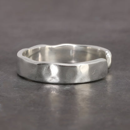 BAGUE OUVERTE EN ARGENT 925 FEMME - Profil de la bague ouverte en argent sterling 925, une conception moderne et ajustable qui offre confort et style tout au long de la journée - La Petite Rebelle