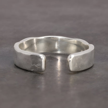 BAGUE OUVERTE EN ARGENT 925 FEMME - Vue arrière de la bague ouverte en argent sterling 925, montrant ses courbes épurées et son ajustement flexible pour une allure élégante et subtile - La Petite Rebelle