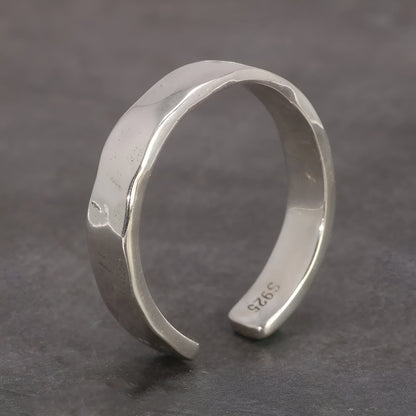 BAGUE OUVERTE EN ARGENT 925 FEMME - Profil fin et raffiné de cette bague ouverte en argent sterling 925. Une silhouette minimaliste qui épouse parfaitement la forme du doigt pour un style intemporel - La Petite Rebelle