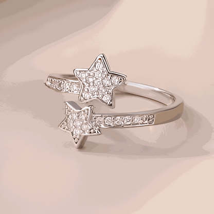 Vue de face de la BAGUE OUVERTE EN ARGENT ÉTOILES FILANTES, avec design moderne, acier inoxydable plaqué or blanc 18K et zircons étincelants.