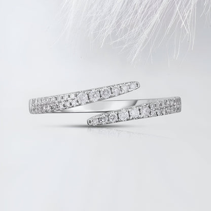 Bague ouverte en argent sterling 925 éclat croisé avec zircons, finition plaquée or blanc 14K, vue de face, look sophistiqué et chic - La Petite Rebelle